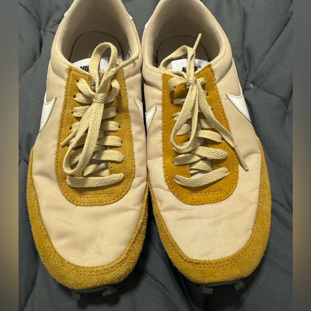 Awesome women’s Nike vintage-style sneakers in mustard yellow/white in size 7.5